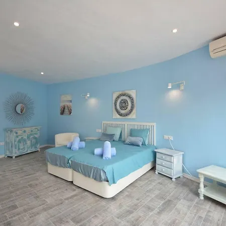 Nick,12p,seafront,pool Villa